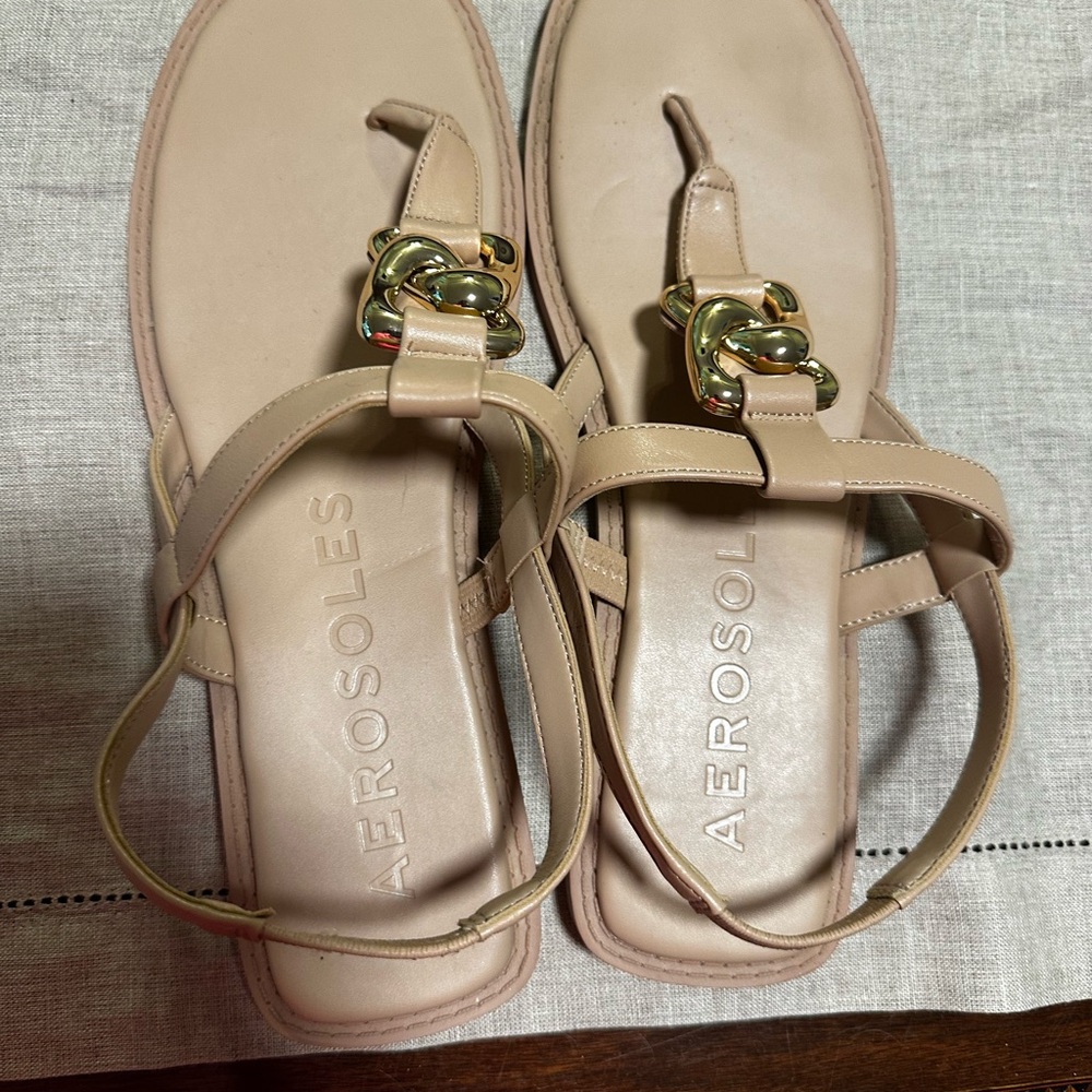 AEROSOLES Women's Beige Sandals with Gold Accent W12